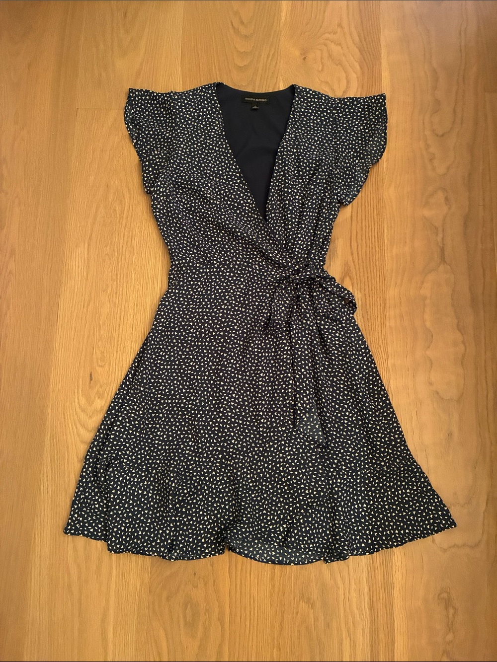 Banana Republic Women’s Ditsy Dot Navy & White Wrap Dress with Tie Waist. Size 0